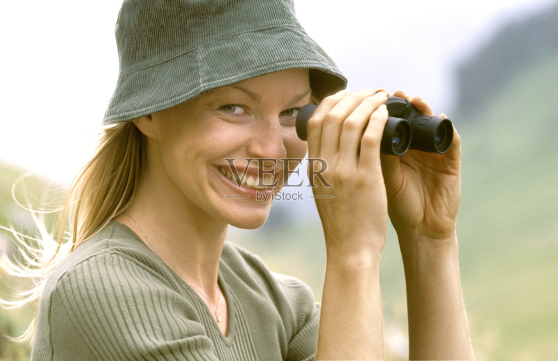 女人,双筒望远镜,透过窗户往外看,运动,肖像图片免费下载