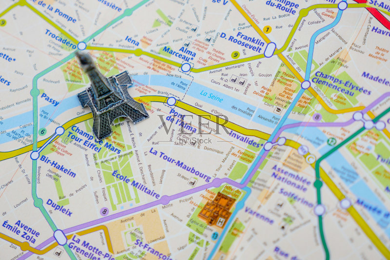 巴黎名字在地图与红色埃菲尔铁塔微型图片素材