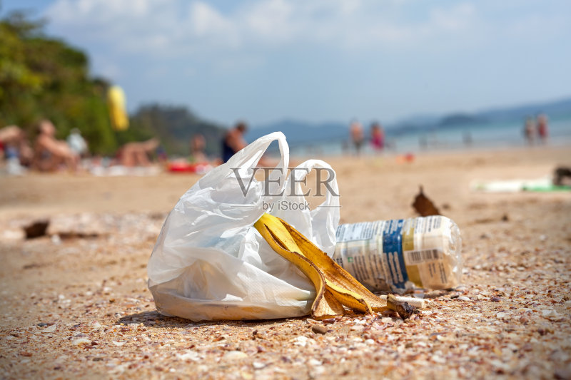 沙滩上的垃圾,环境污染概念图。图片素材下载