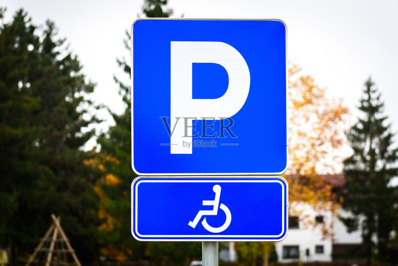 停车场的轮椅标志标志着残疾人停车位。图片素