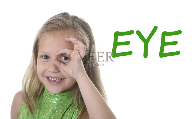 孩子指着眼睛身体部位在学校学习英文单词图片