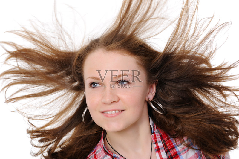 头发在风中飘动的女孩