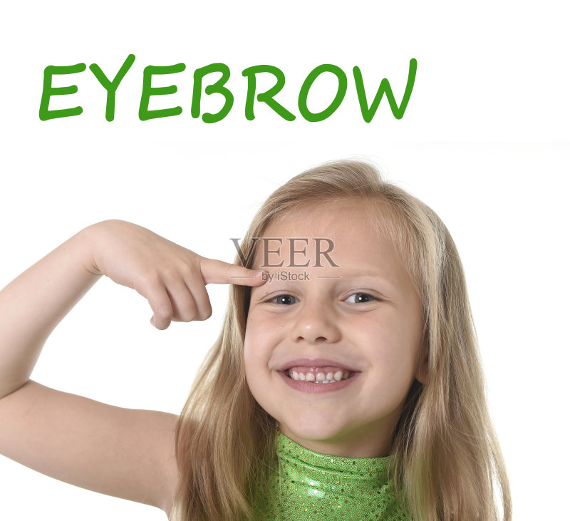 年轻的女生指着眉毛在身体部位学习英文单词图