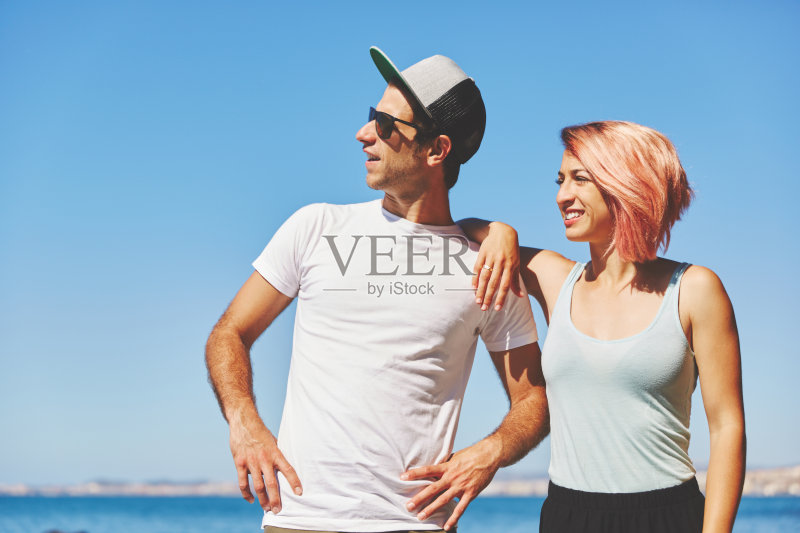年轻的夫妇一起站在海边看开图片素材下载 - V