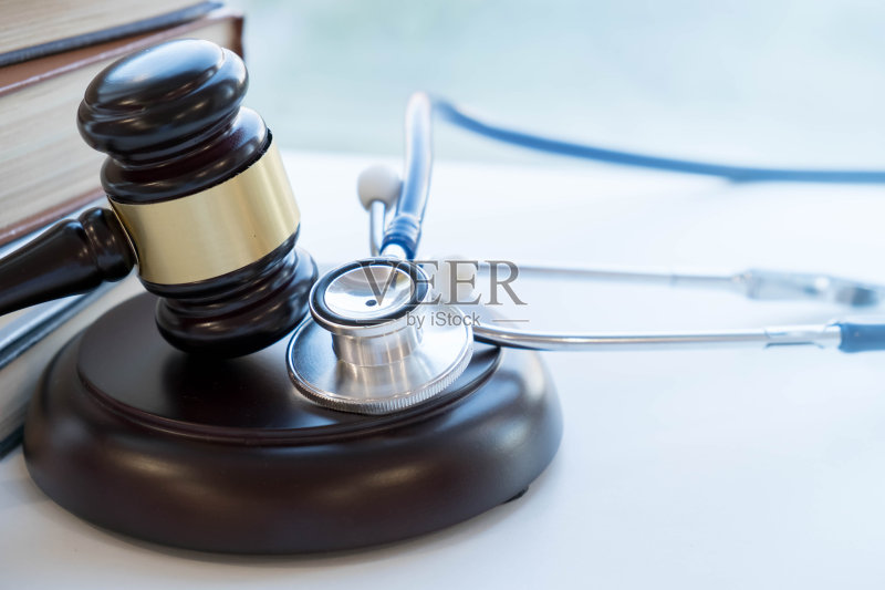 木槌和听诊器。医学法学。医疗事故的法律定义