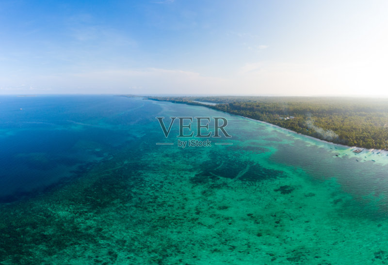 鸟瞰图热带海滩海岛礁石加勒比海。印度尼西亚
