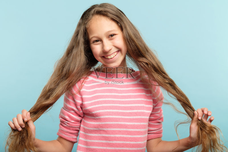微笑的青春期女孩猪尾巴头发无忧无虑图片素材